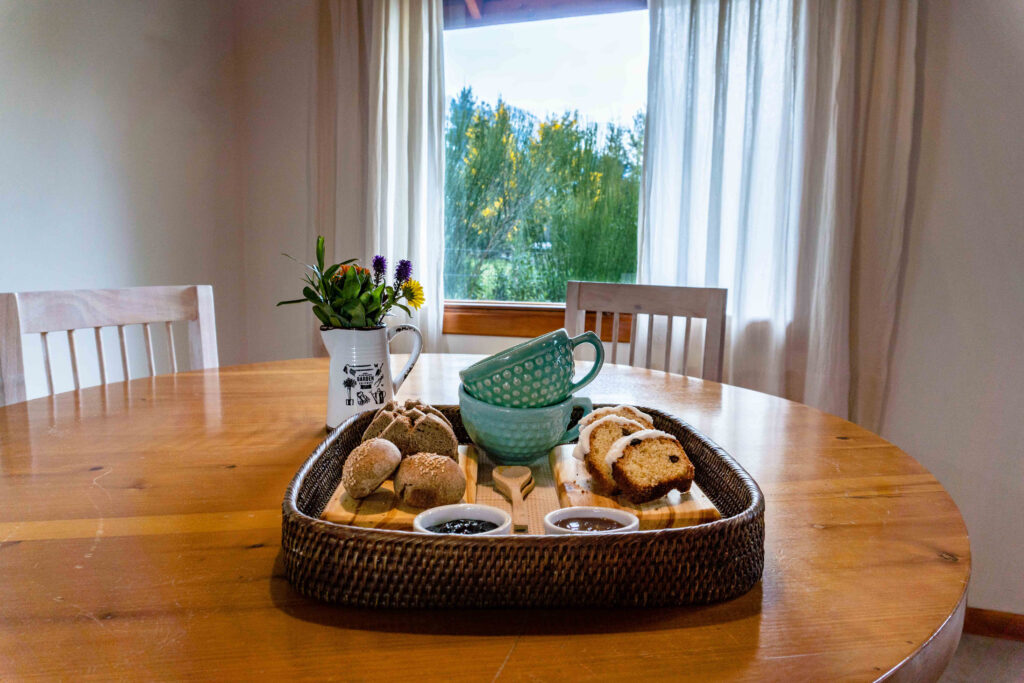 mesa con desayuno cabañas en la mañana temprano