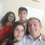 Foto de la familia abrazandoce