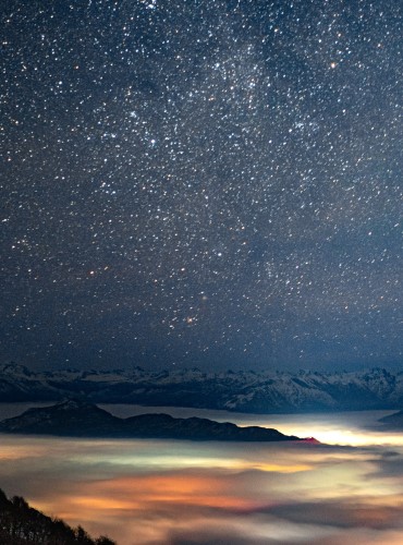 Noche estrellada en Lago puelo con montañas