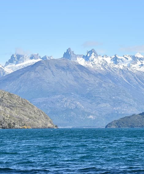Montaña cerro tres picos desde lago puelo