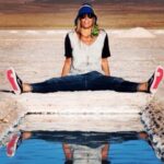 Mujer en el salar con las piernas abiertas