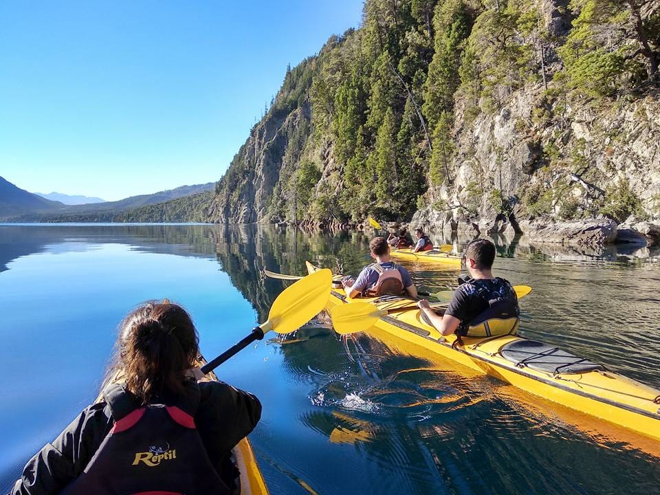 Personas andando en kayak en un lago en chubut